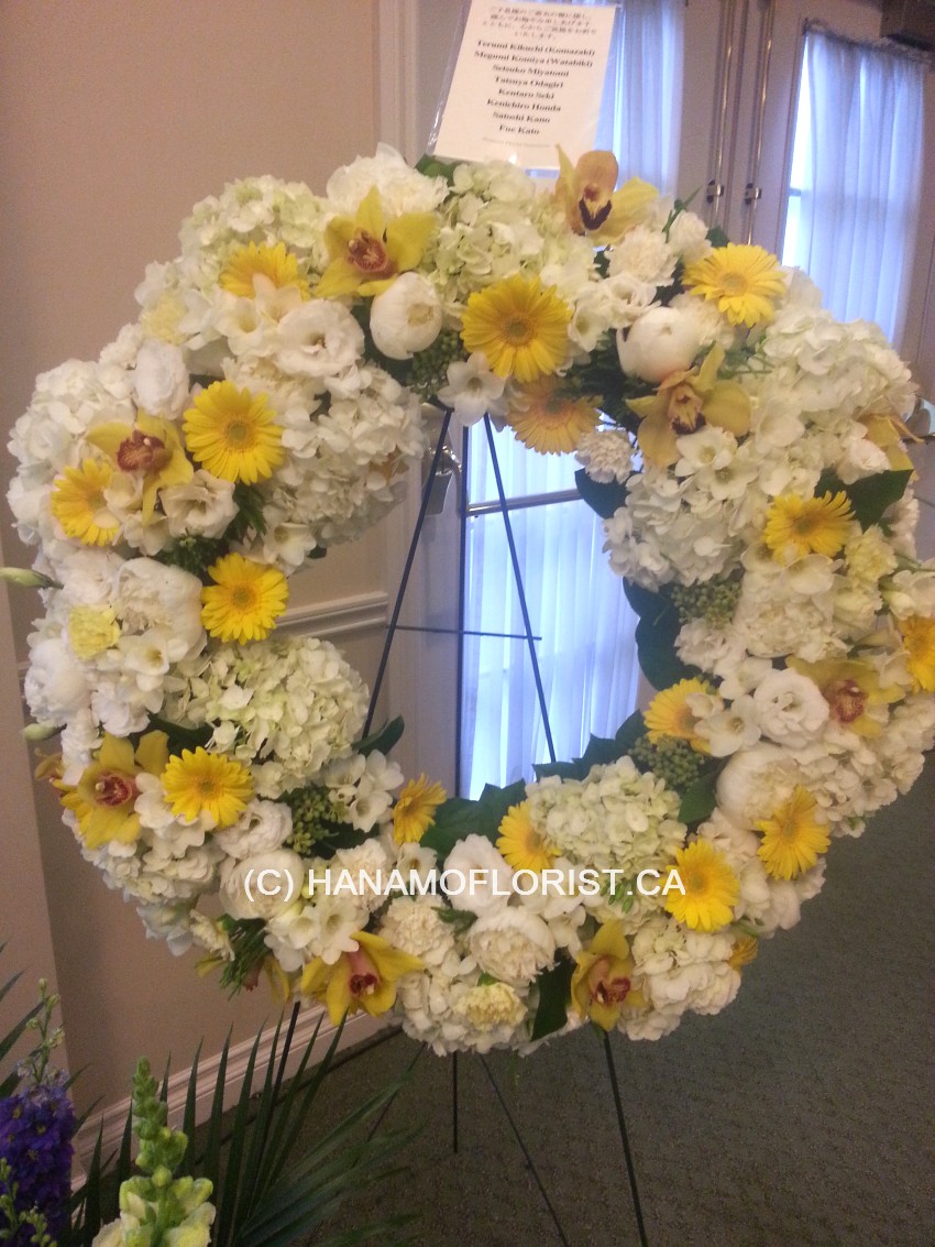 SYMP121A Designer's Choice Seasonal Flowers Medium-Large Wreath